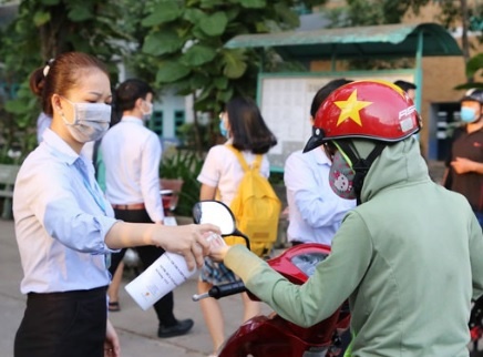 Co gai tron cach ly dich Covid-19 ve nha to chuc le cuoi hinh anh