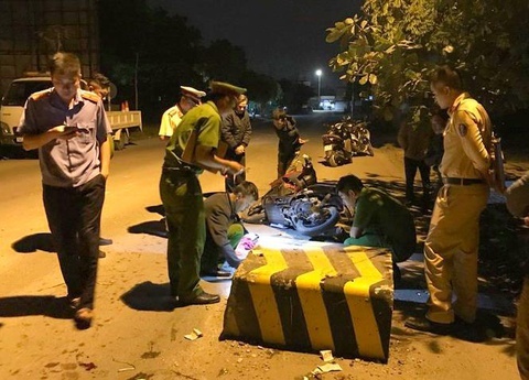 Oto chay 100 km/h tong hai dai uy cong an nguy kich hinh anh