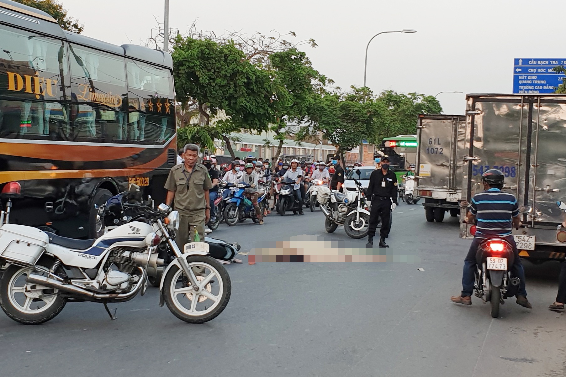 Nu nhan vien ngan hang bi xe buyt can nat doi chan hinh anh