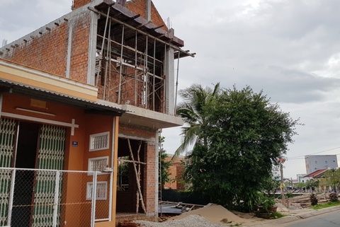 Can bo do thi bi nhot khi kiem tra cong trinh xay trai phep hinh anh