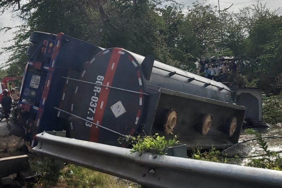 Xe bon cho 7 tan axit lat o Long An hinh anh