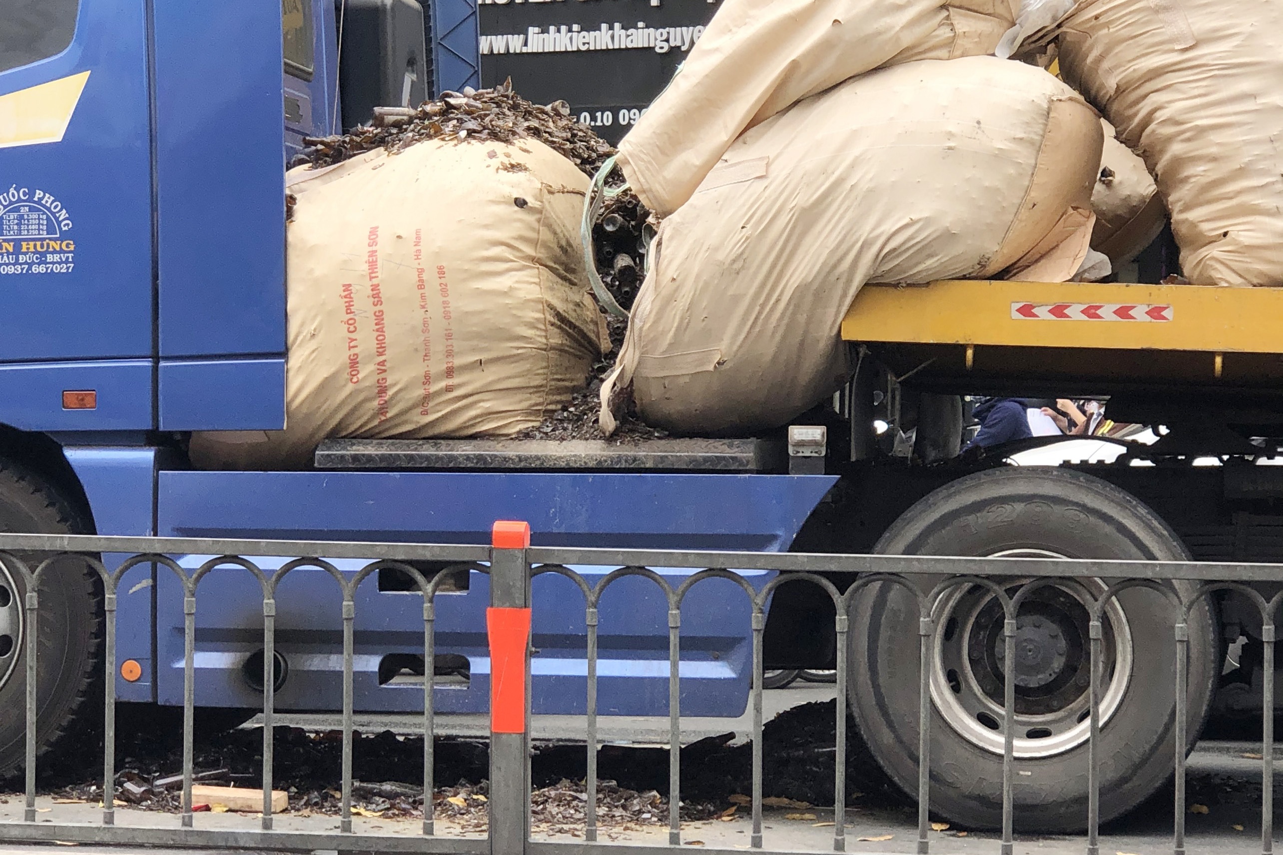 Xe dau keo cho manh chai bi do xuong duong hinh anh