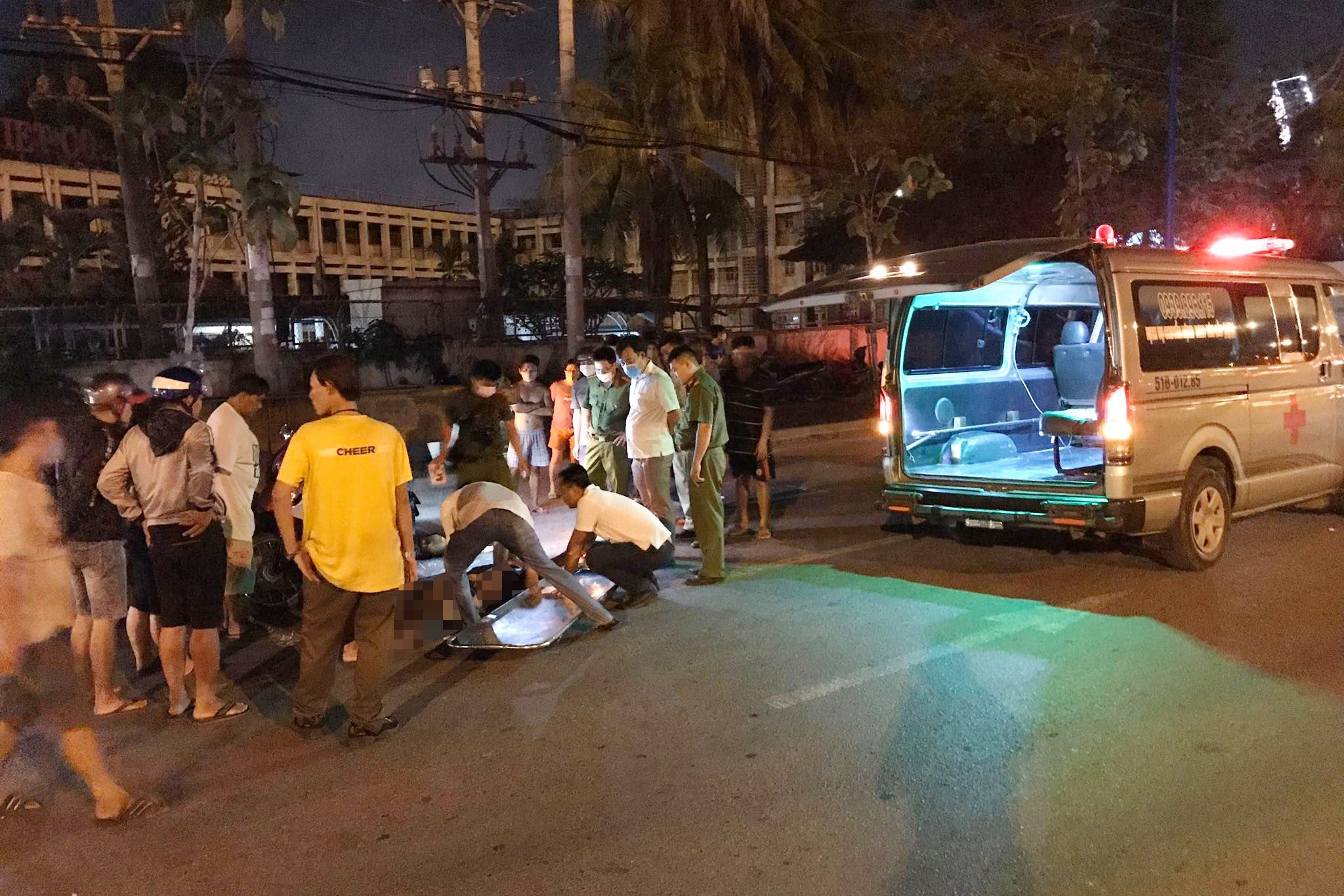 Tong duoi xe dau keo anh 1