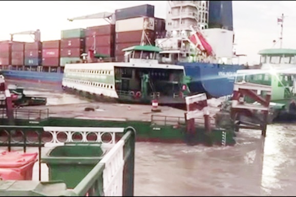 Tau bien tong cau phao pha Cat Lai hinh anh