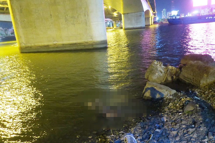 Phat hien thi the phu nu tren song Sai Gon hinh anh