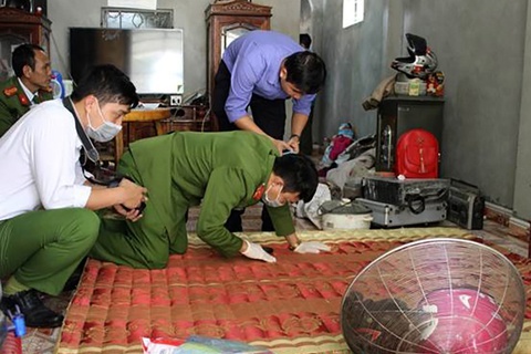 Mau thuan tien bac, chong cam dao dam chet vo hinh anh