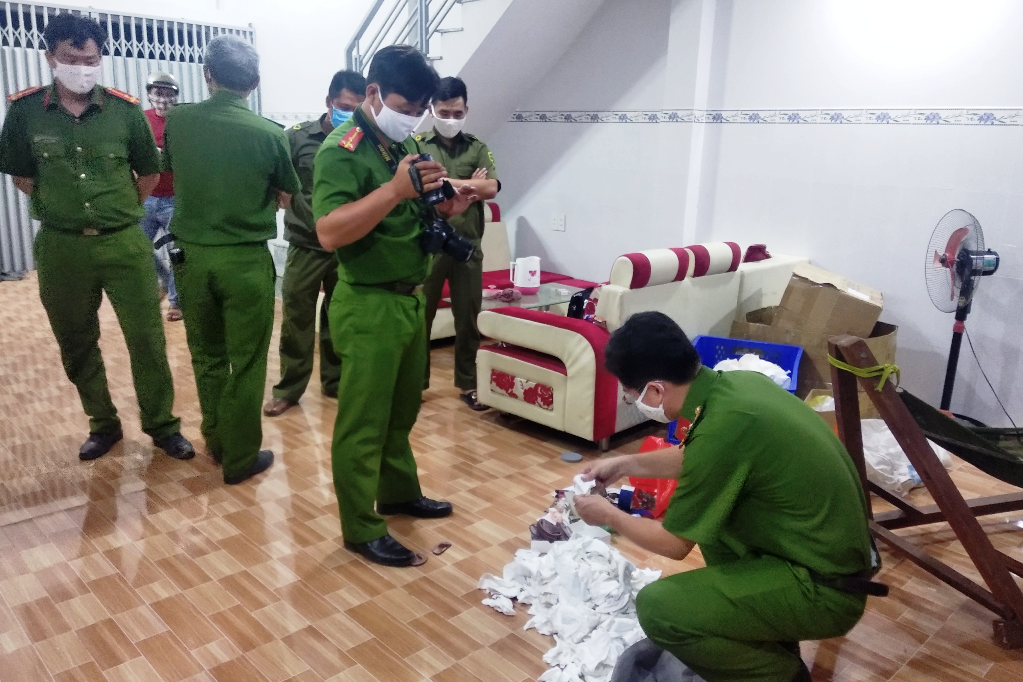 Truy tim nguoi thu gom khau trang y te da qua su dung o Long An hinh anh