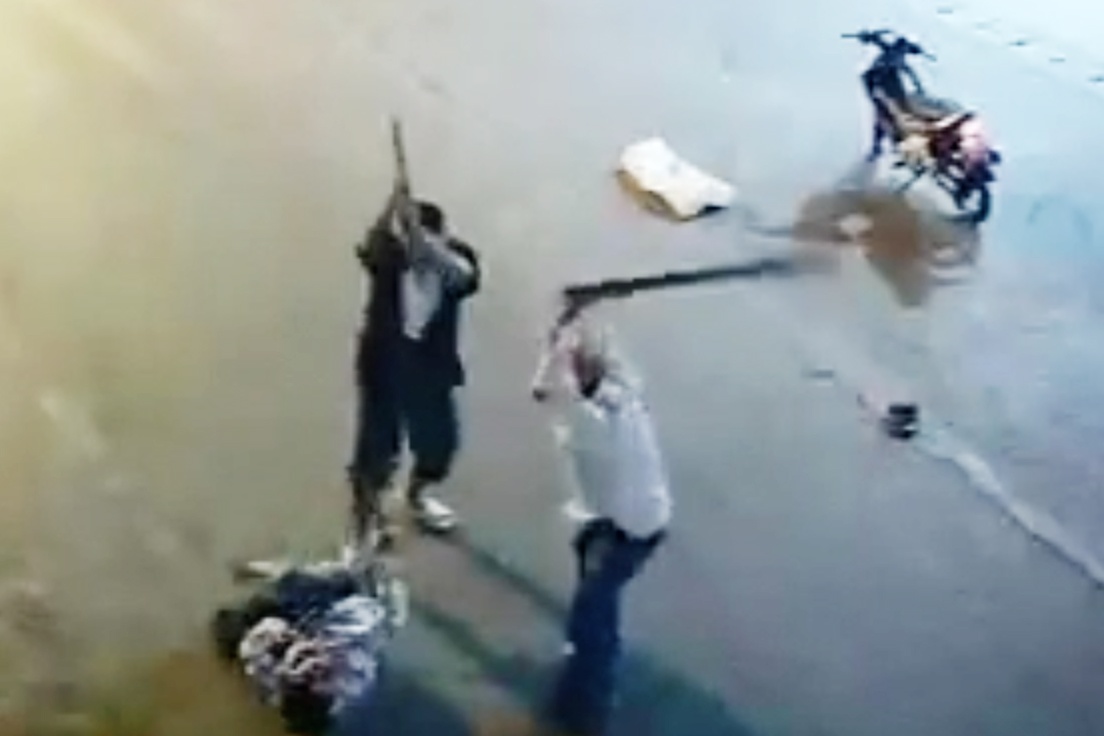 Nguoi dan ong bi chem toi tap tren pho hinh anh