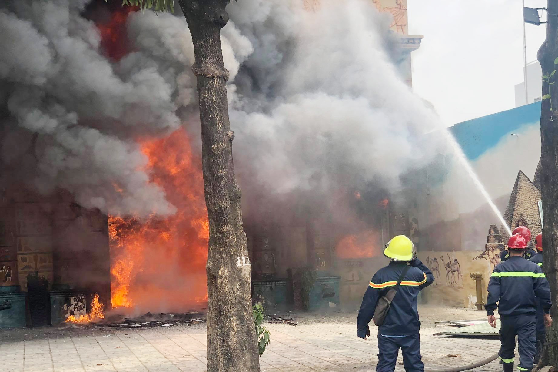 Quan karaoke o TP.HCM boc chay, nguoi dan om tai san thao chay hinh anh