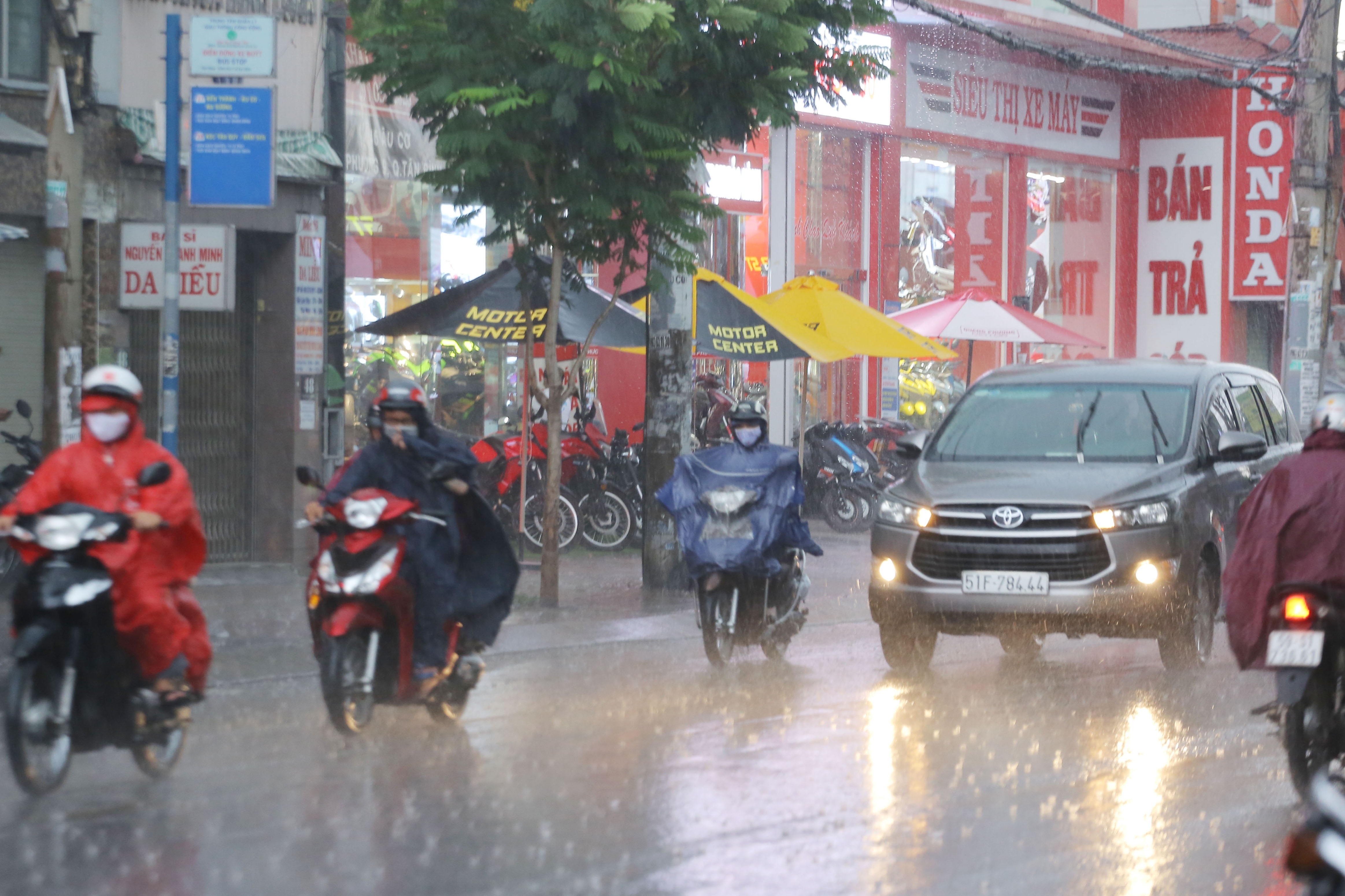 'Mua vang' giai nhiet cho TP.HCM hinh anh