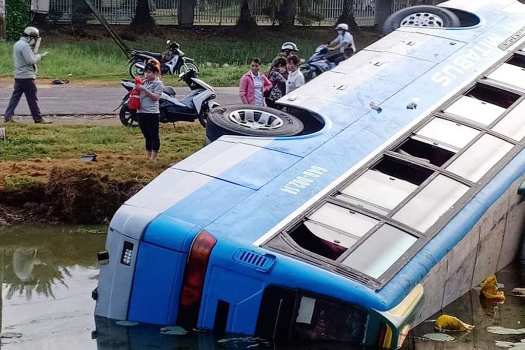 Xe khach lao xuong ao, nhieu nguoi bi thuong o Long An hinh anh