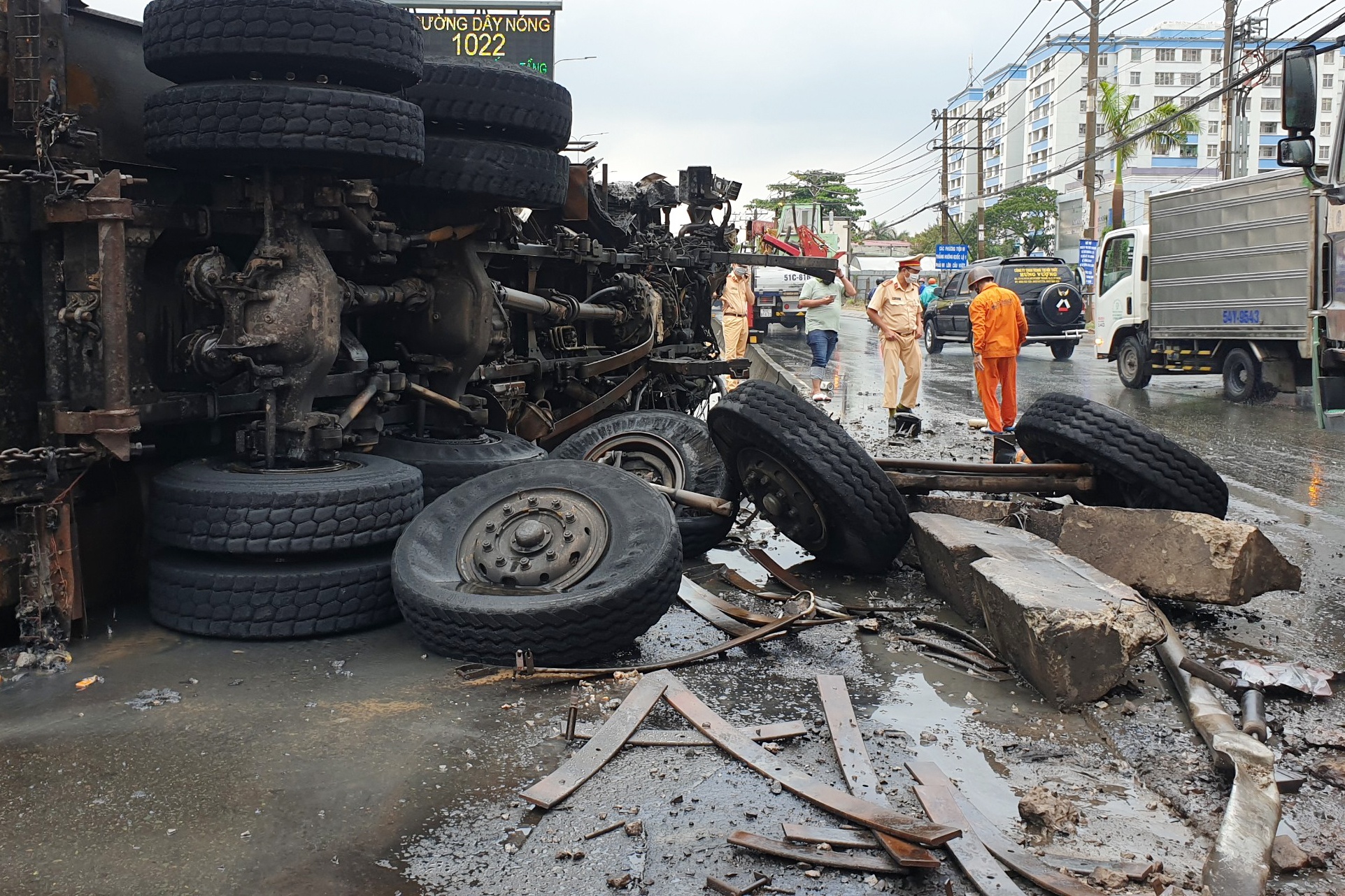 Xe tai boc chay sau khi tong dai phan cach o TP.HCM hinh anh