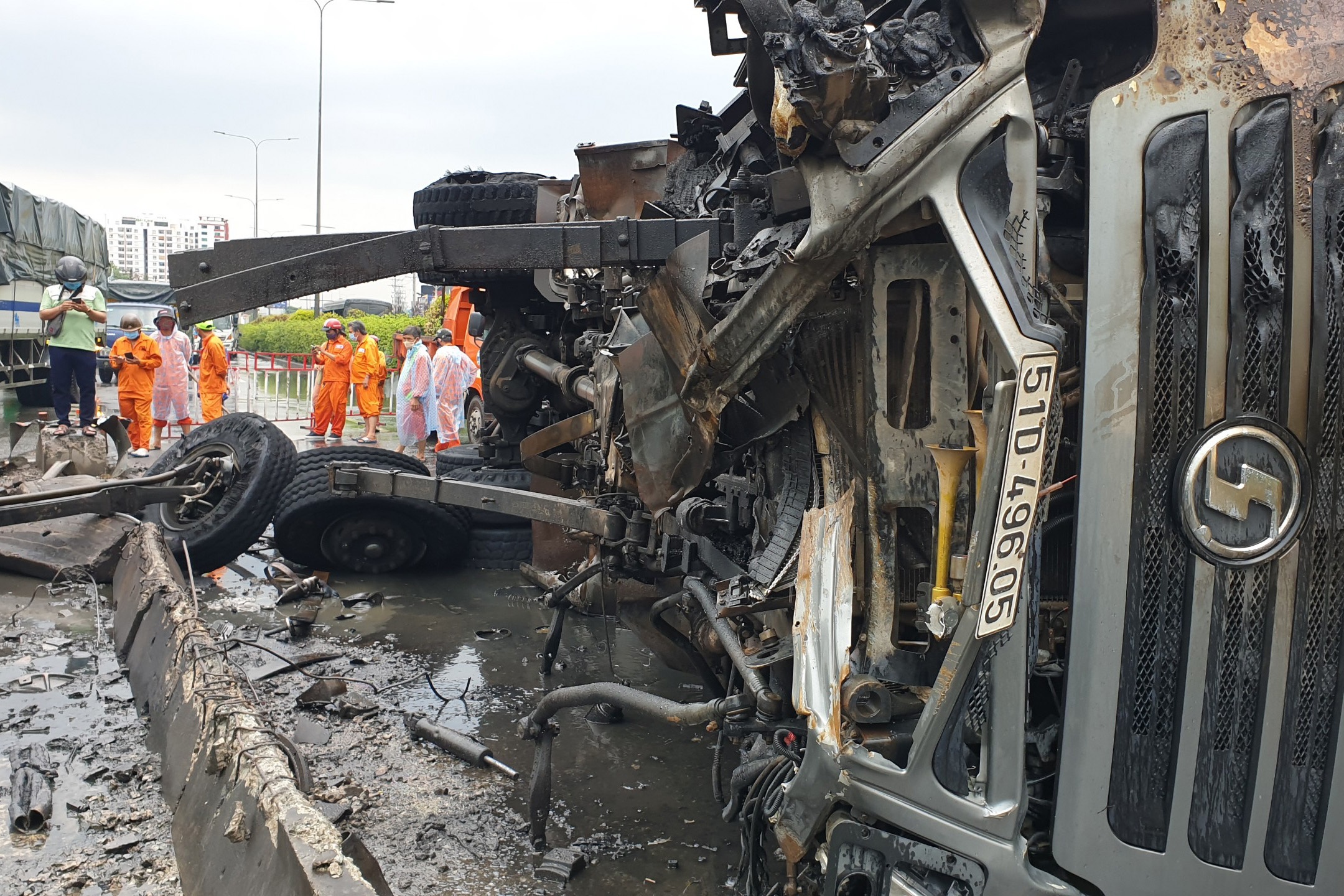 Xe tai lat va boc chay o TP.HCM, quoc lo 1 un tac 5 km hinh anh