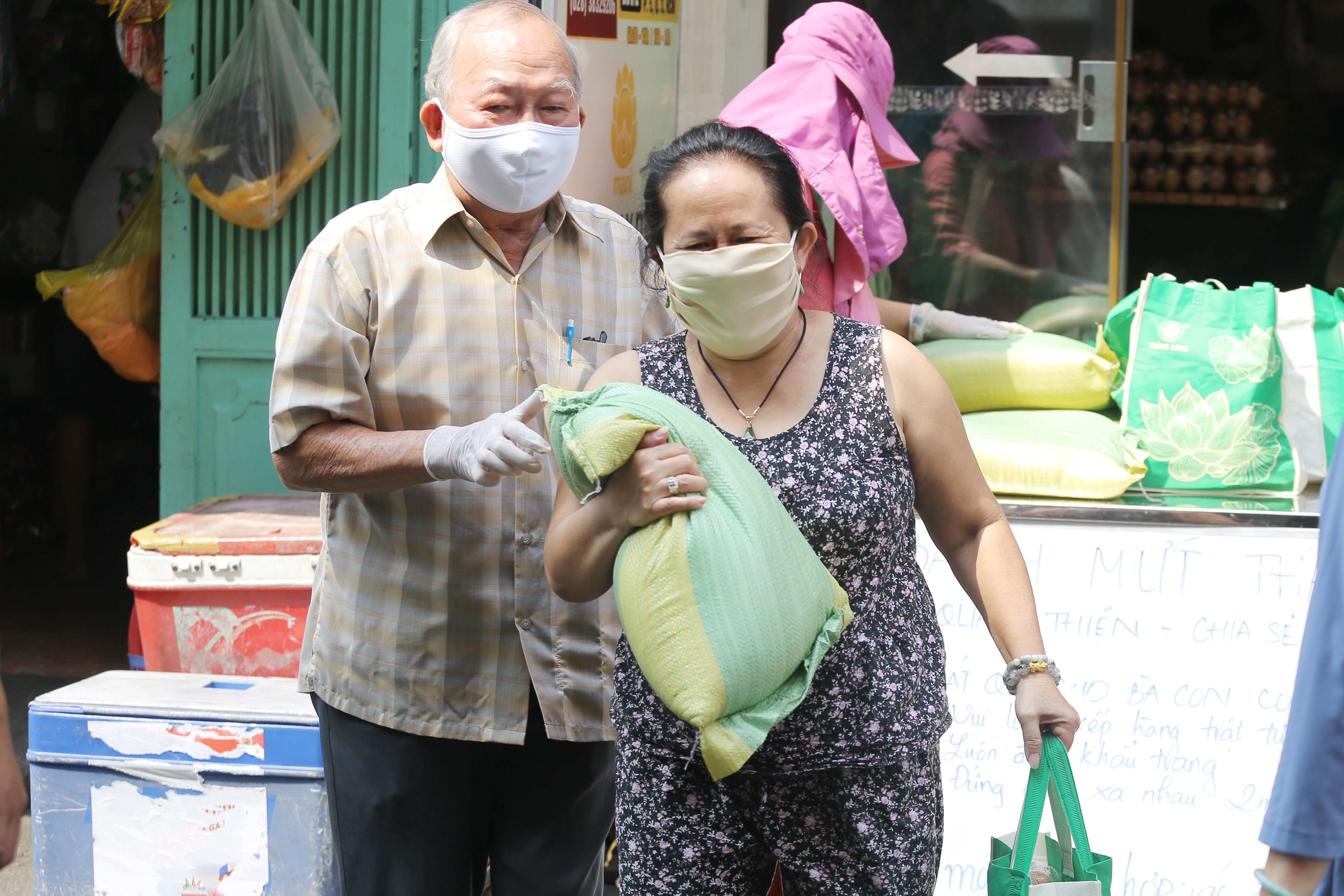 Hang nghin suat qua den voi nguoi ngheo giai doan phong Covid-19 hinh anh