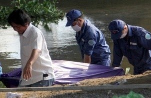 Thi the nguoi dan ong noi tren song o TP.HCM hinh anh