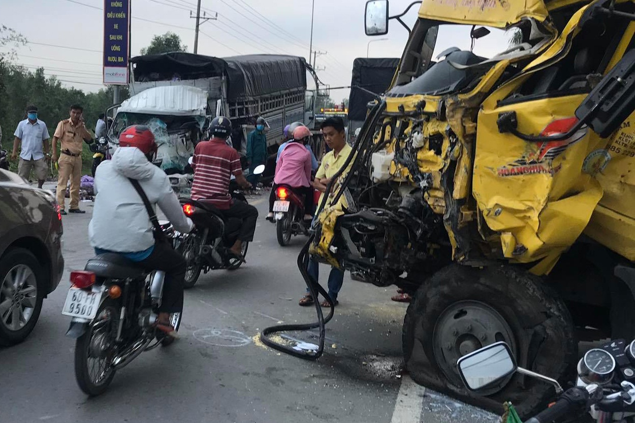 Tai nan lien hoan o Long An, 3 tai xe bi thuong nang hinh anh