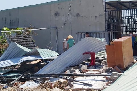 Nhom con do dap pha nha dan o Vung Tau hinh anh