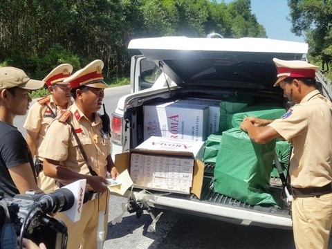 Nhom thanh nien gia cong an cuop thuoc la lau o Long An hinh anh