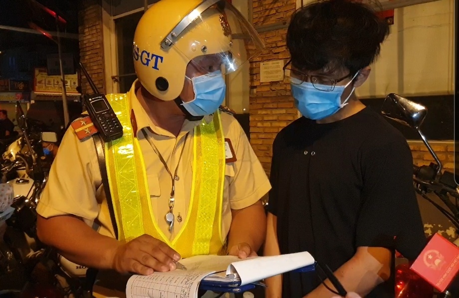 CSGT TP.HCM duoi bat thanh nien chay xe may 140 km/h hinh anh