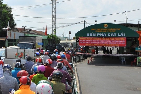 Nhieu phuong tien tiep tuc bi cam qua pha Cat Lai sau cach ly xa hoi hinh anh