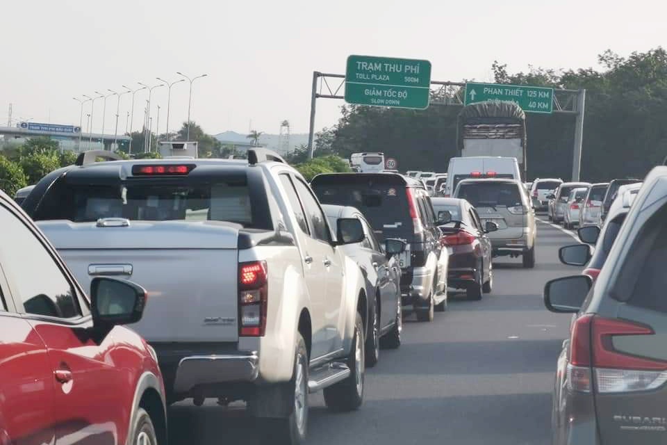 Cao toc TP.HCM - Long Thanh - Dau Giay ket xe nghiem trong sang 30/4 hinh anh