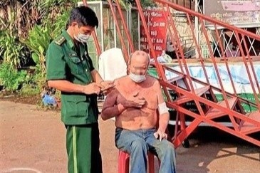 Nhay song Sai Gon tim ho chieu, giang vien nguoi My bi nuoc cuon troi hinh anh