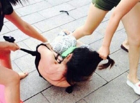 Con ghen kinh hoang cua mot son nu hinh anh