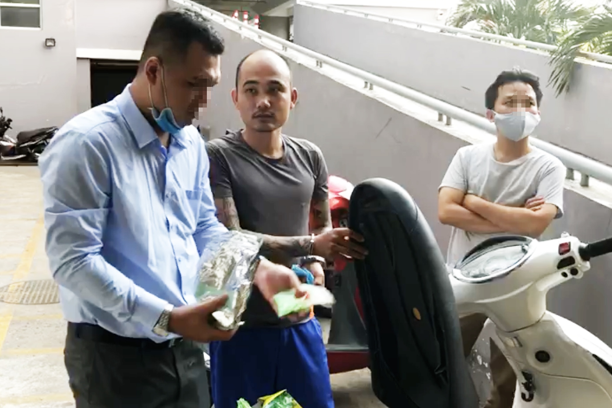 Thu giu sung, ma tuy cua nhom cho vay nang lai o TP.HCM hinh anh