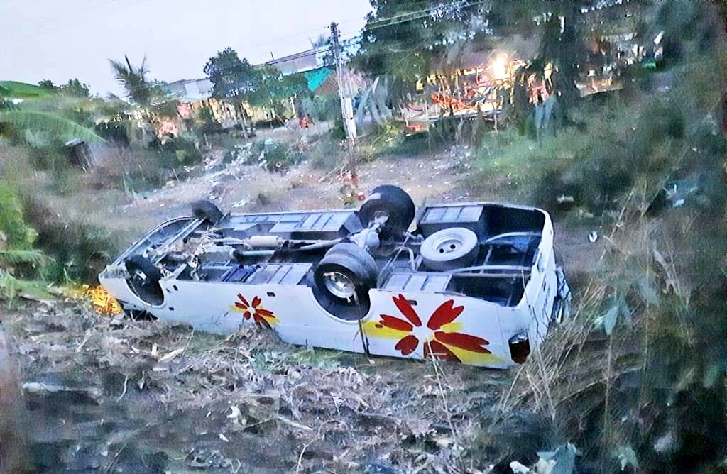 Xe khach lat ngua, 7 nguoi bi thuong hinh anh