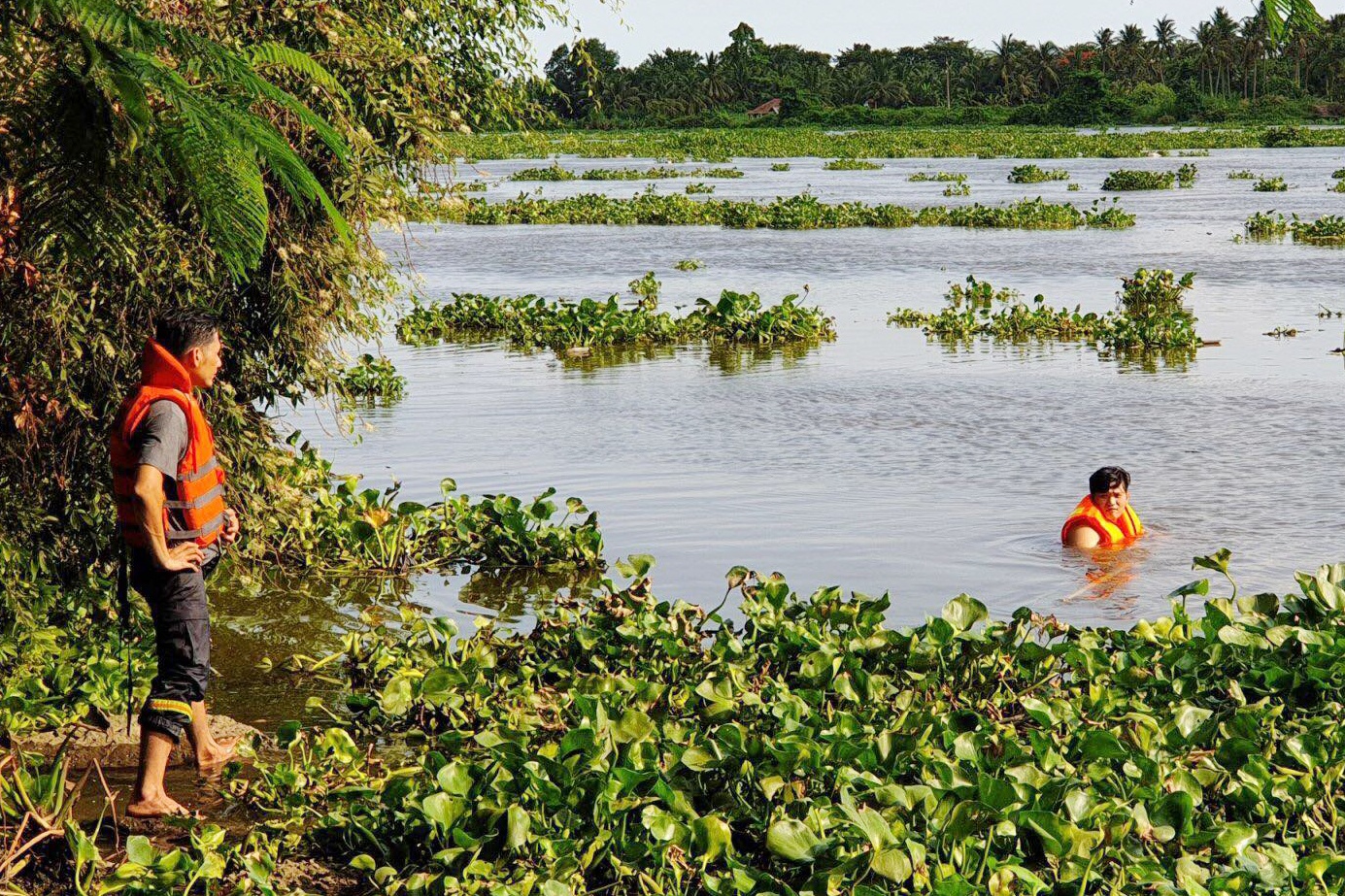 hoc sinh chet duoi anh 1