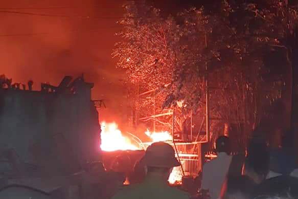 Chay 6 can nha o Dong Nai trong dem, nguoi dan om tai san thao chay hinh anh