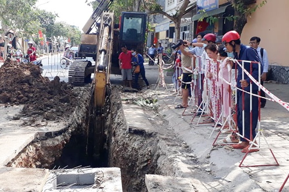 Cong nhan bi dat vui chet khi lap cong hinh anh