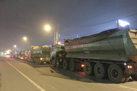 Doan 'xe vua' vuot den do o Dong Nai bi phat gan 550 trieu dong hinh anh