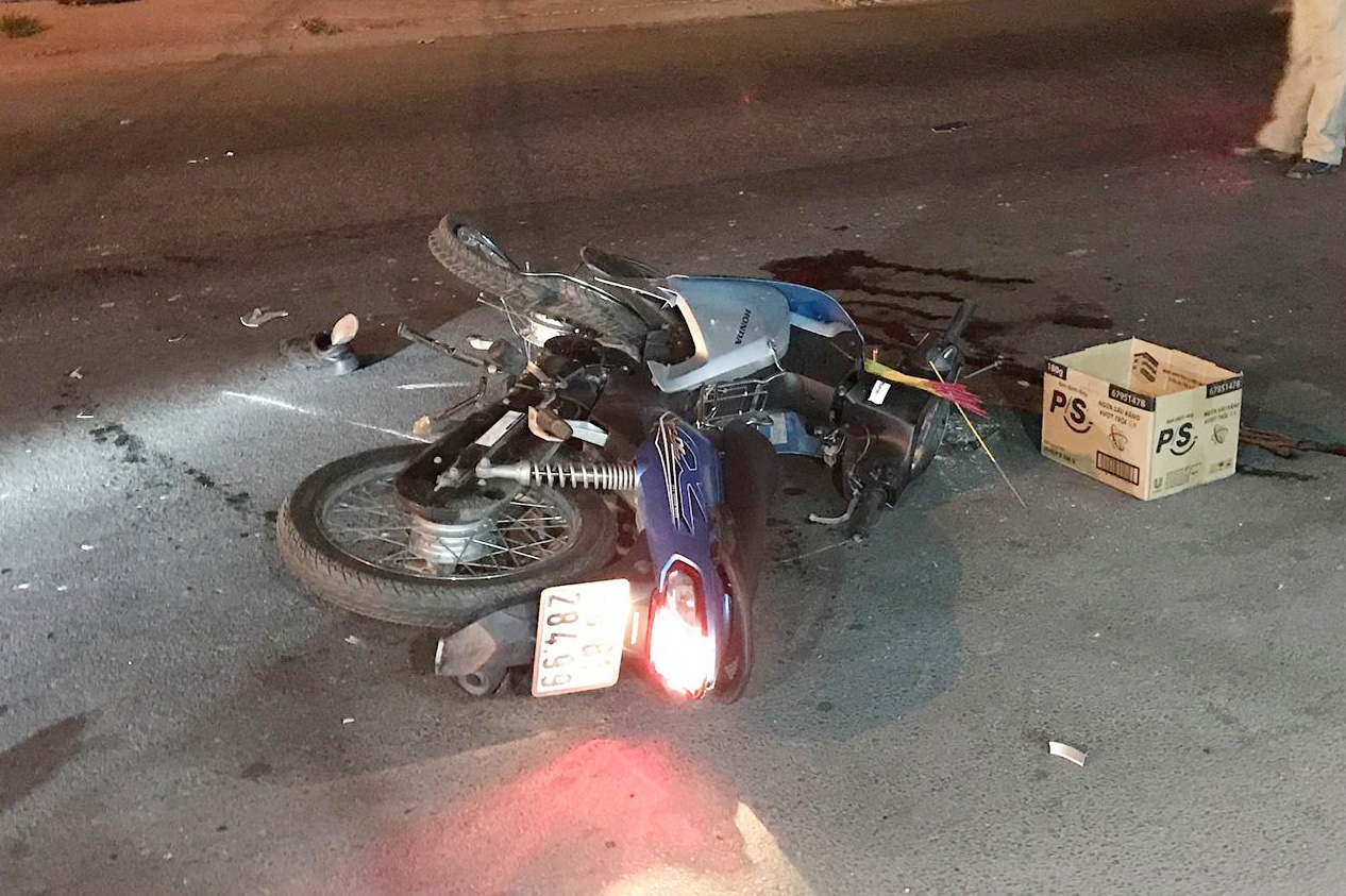 Chay xe nguoc chieu tren cau Sai Gon, mot nguoi nuoc ngoai thiet mang hinh anh