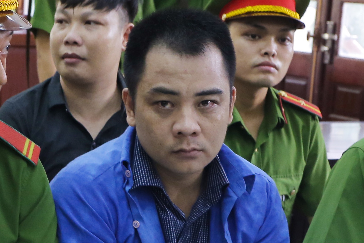 Toa tuyen an Giang '36' cung dong pham vay xe cho can bo cong an hinh anh