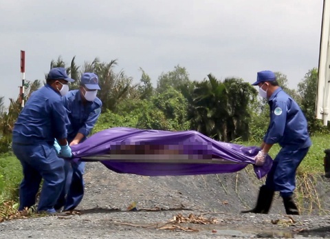 Thi the thanh nien duoi kenh thuy loi hinh anh