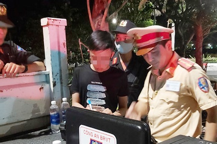 Lai oto mang ma tuy cho ban nhau su dung hinh anh