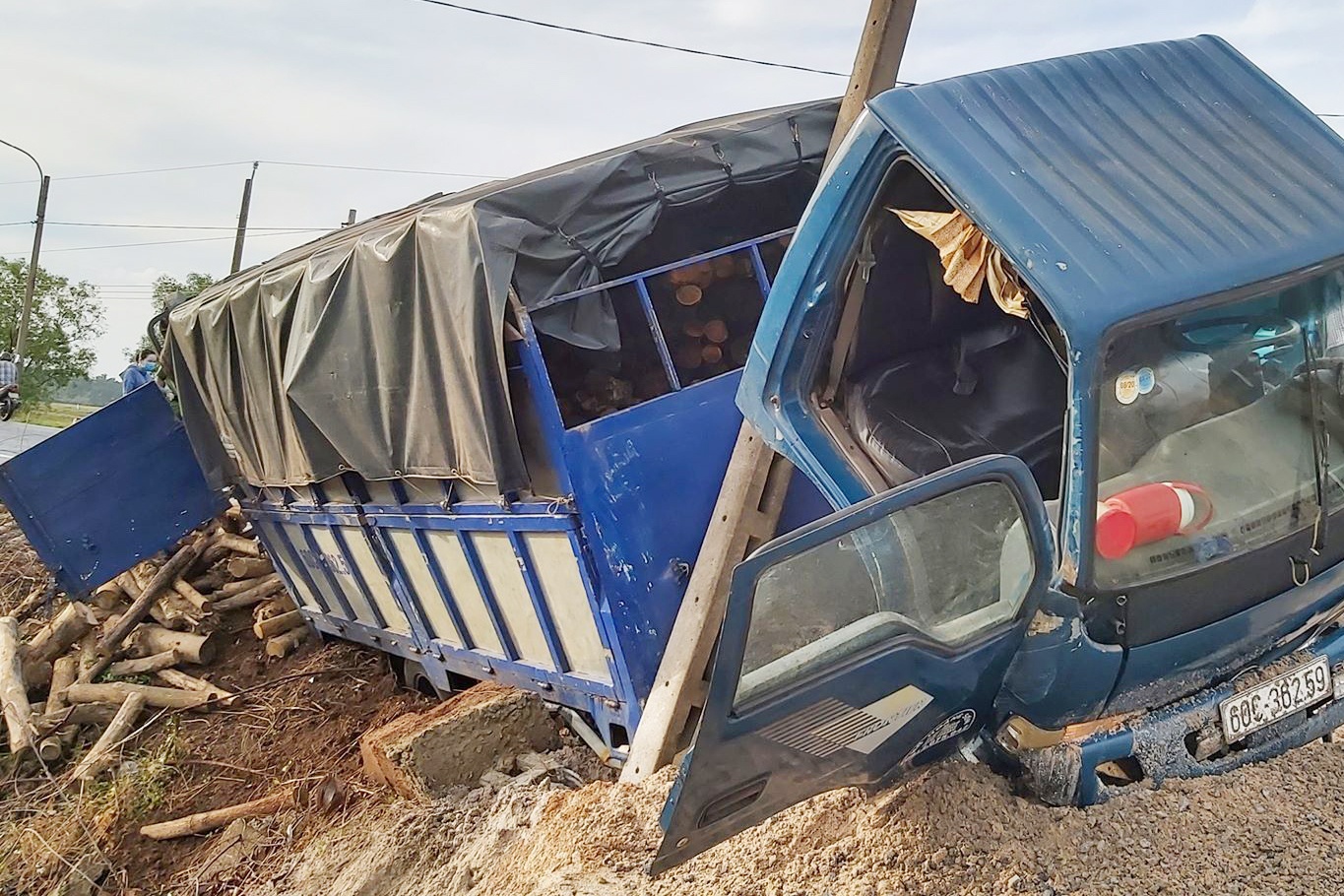 Hai oto va cham tren quoc lo, mot phu nu tu nan hinh anh