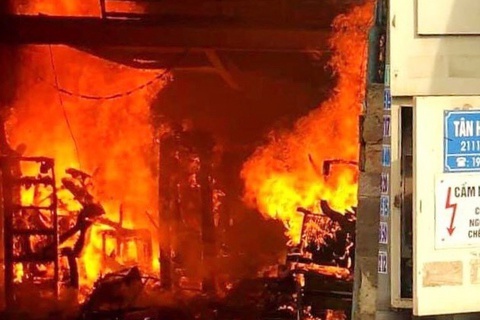 Chay xuong san xuat giay dep giua troi mua o TP.HCM hinh anh