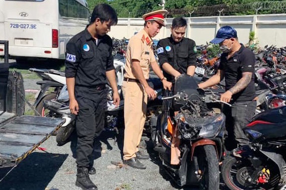 Thanh nien tu vong ben canh xe may duoi suoi o Dong Nai hinh anh