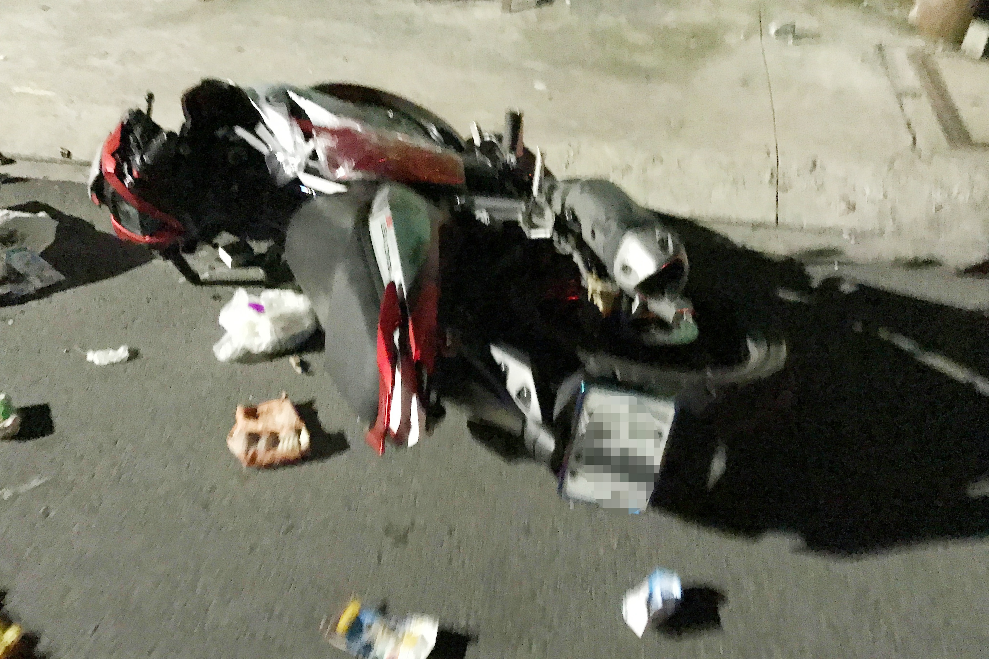 Xe may tong vao ghe da tren via he, nam thanh nien tu vong hinh anh