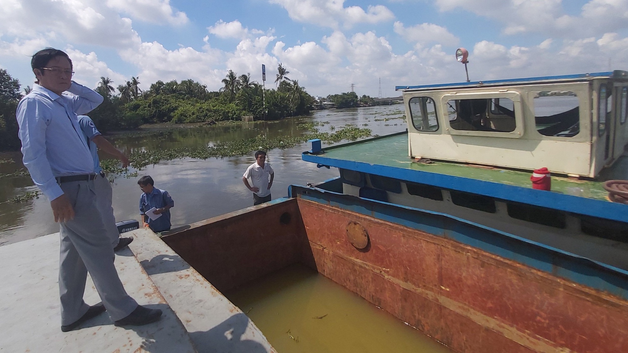 Tam giu nhom khai thac cat trai phep tren song Vam Co Dong hinh anh