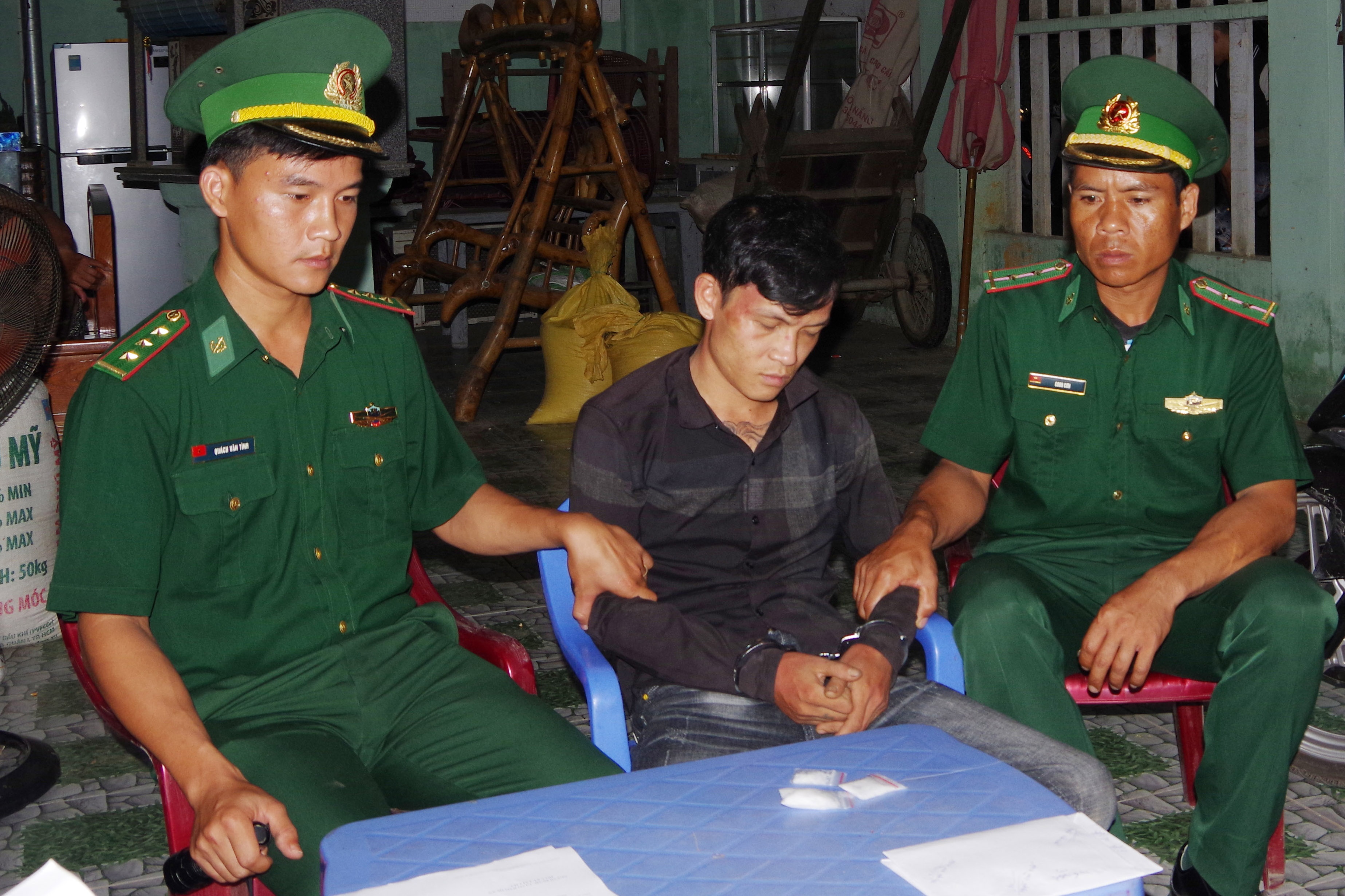 Bat giu thanh nien tang tru ma tuy o Quang Nam hinh anh