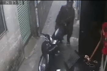 Trom be khoa lay xe may trong mua o TP.HCM hinh anh