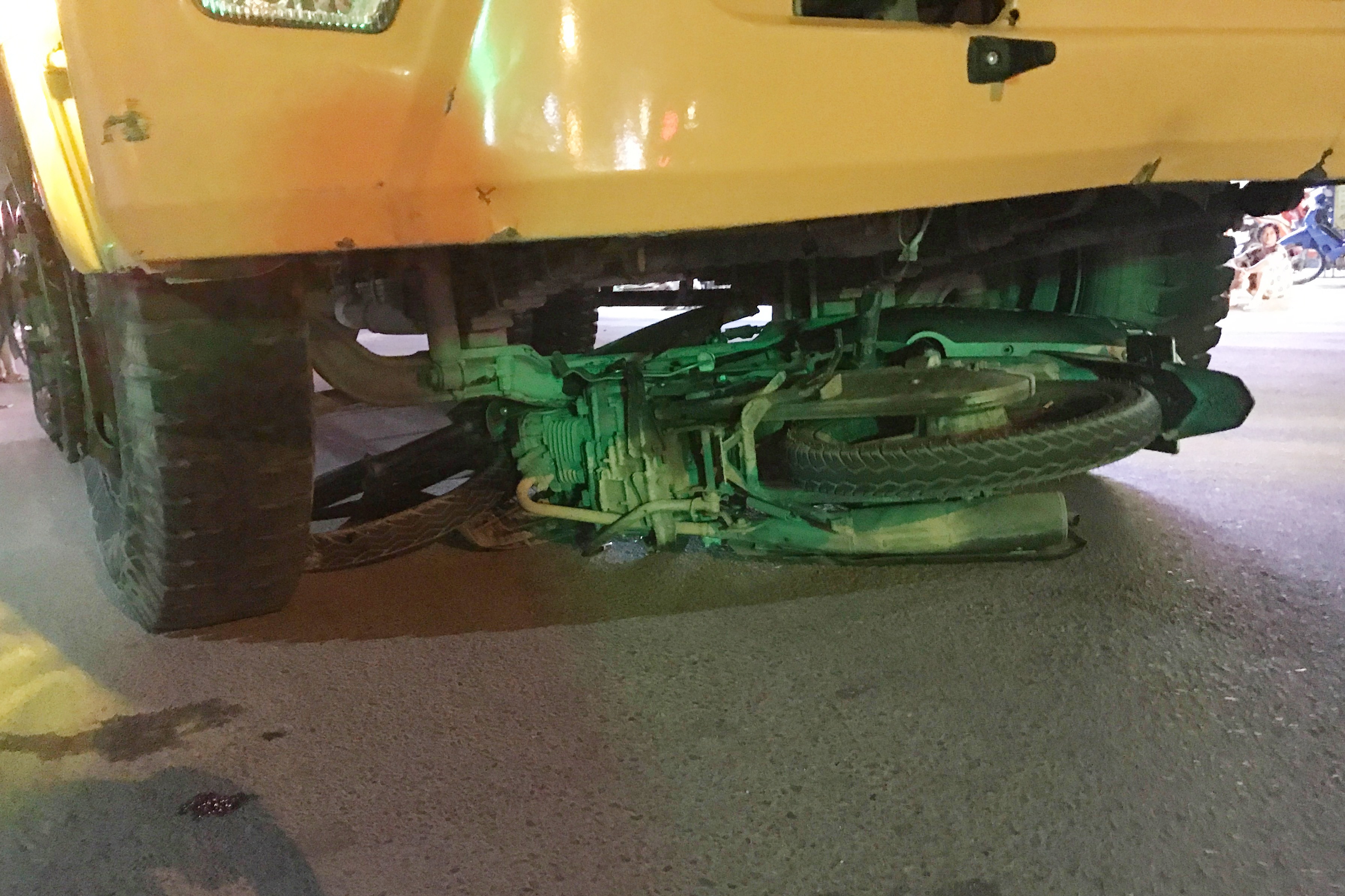 Hai thanh nien tu vong sau tai nan o Binh Duong hinh anh