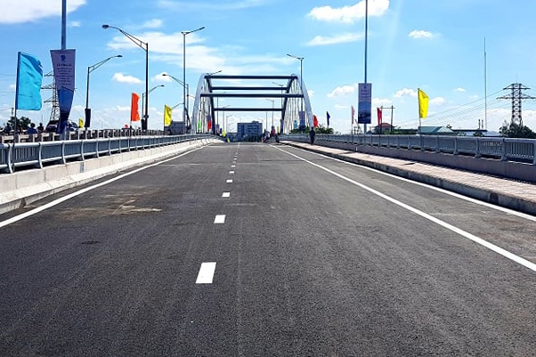 thong xe cau Tan An anh 1