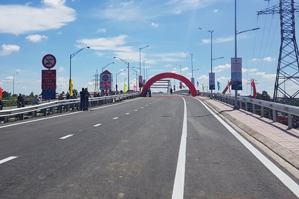 Thong xe 6 cay cau giap bien gioi Long An hinh anh