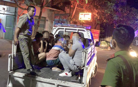 16 nguoi tu tap dung ma tuy tai nha tro hinh anh