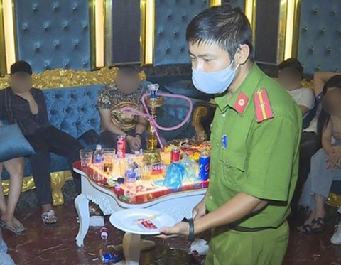 42 nguoi phe ma tuy trong quan karaoke Nha Phuong hinh anh