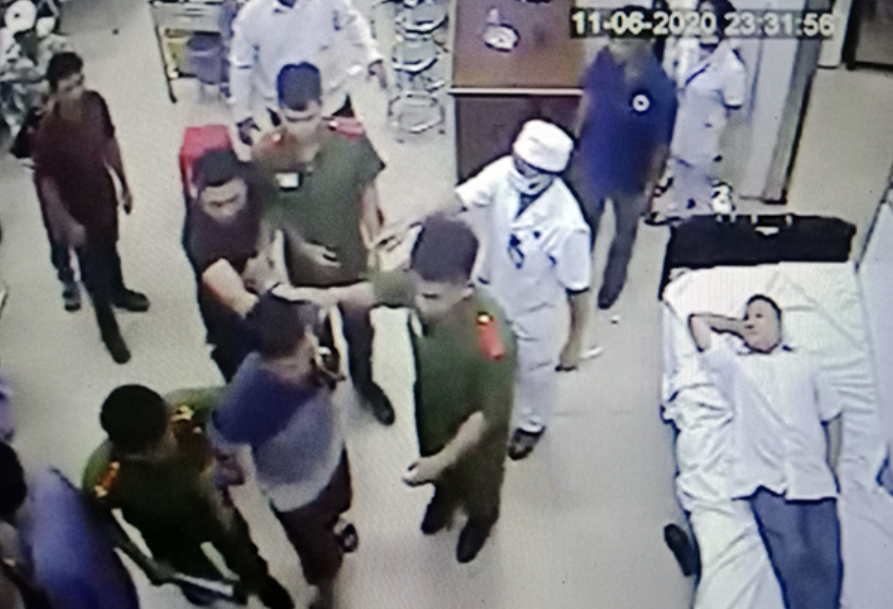 hanh hung dieu duong anh 1